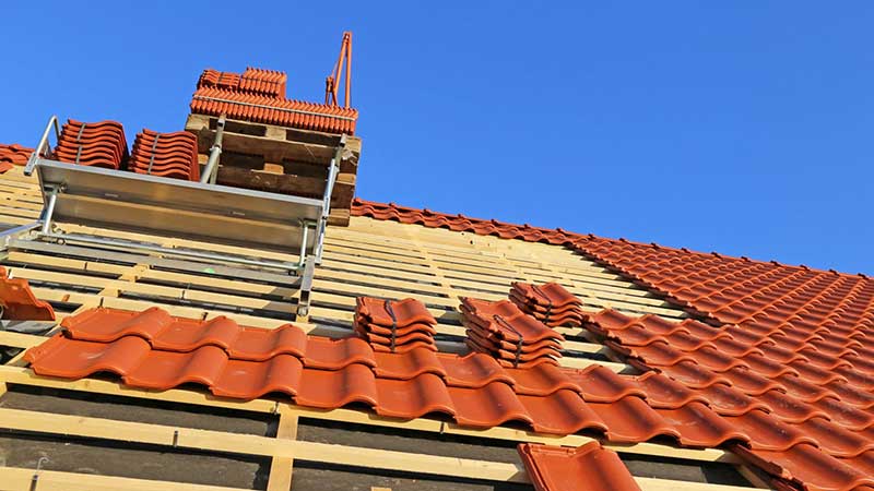 Travaux de couverture - Anthony Bony Couverture : couvreur sur Bourges et tout le Cher (18) : pose et rénovation de couverture : ardoises, tuiles… Faitage. Dépannage fuite toitureet intervention en urgence pour votre toit. Pose fenêtre de toit velux, travaux de zinguerie : : gouttière, bande de rive, noue …Artisan couvreur zingueur sur Bourges et tout le Cher (18)