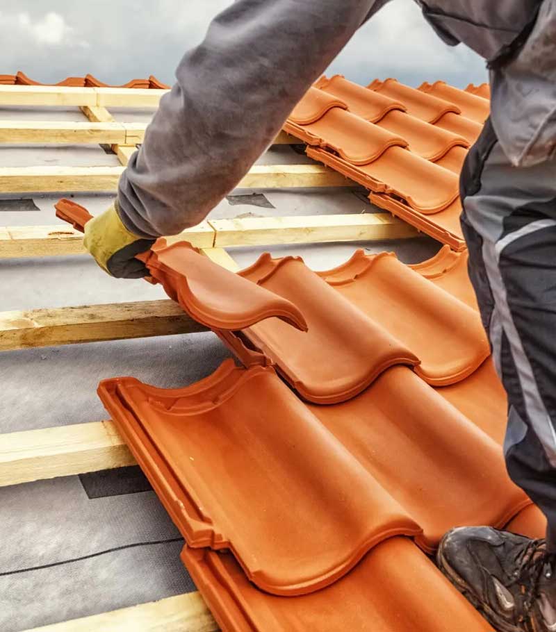 Travaux de couverture - Anthony Bony Couverture : couvreur sur Bourges et tout le Cher (18) : pose et rénovation de couverture : ardoises, tuiles… Faitage. Dépannage fuite toitureet intervention en urgence pour votre toit. Pose fenêtre de toit velux, travaux de zinguerie : : gouttière, bande de rive, noue …Artisan couvreur zingueur sur Bourges et tout le Cher (18)