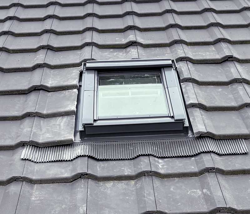 Travaux de couverture - Anthony Bony Couverture : couvreur sur Bourges et tout le Cher (18) : pose et rénovation de couverture : ardoises, tuiles… Faitage. Dépannage fuite toitureet intervention en urgence pour votre toit. Pose fenêtre de toit velux, travaux de zinguerie : : gouttière, bande de rive, noue …Artisan couvreur zingueur sur Bourges et tout le Cher (18)