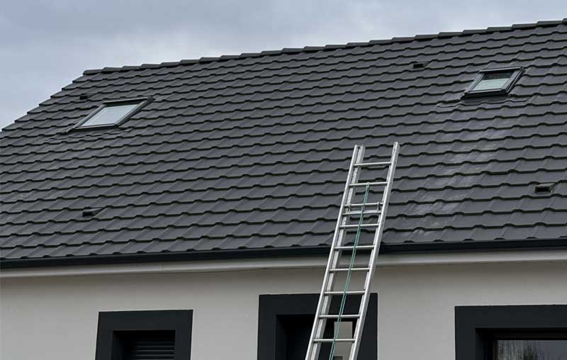 Travaux de couverture - Anthony Bony Couverture : couvreur sur Bourges et tout le Cher (18) : pose et rénovation de couverture : ardoises, tuiles… Faitage. Dépannage fuite toitureet intervention en urgence pour votre toit. Pose fenêtre de toit velux, travaux de zinguerie : : gouttière, bande de rive, noue …Artisan couvreur zingueur sur Bourges et tout le Cher (18)