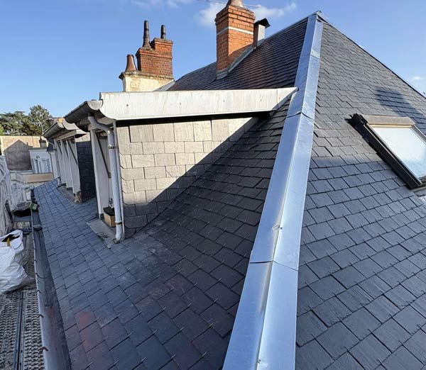 ANTHONY BONY COUVERTURE : artisan charpentier couvreur sur Bourges et tout le Cher(18) : Travaux de couverture,  faîtage, recherche de fuite toiture, charpente, traitement des bois de charpente et me menuiserie, isolation toiture et combles, travaux de ramonage de cheminée, poêle, conduit de chaudière ...sur Bourges et tout le Cher(18)